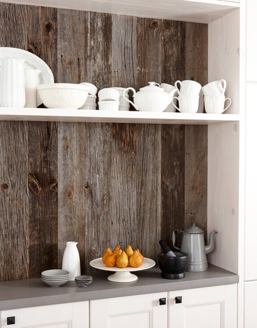 pared rústica de madera con estante abierto, vajilla de té