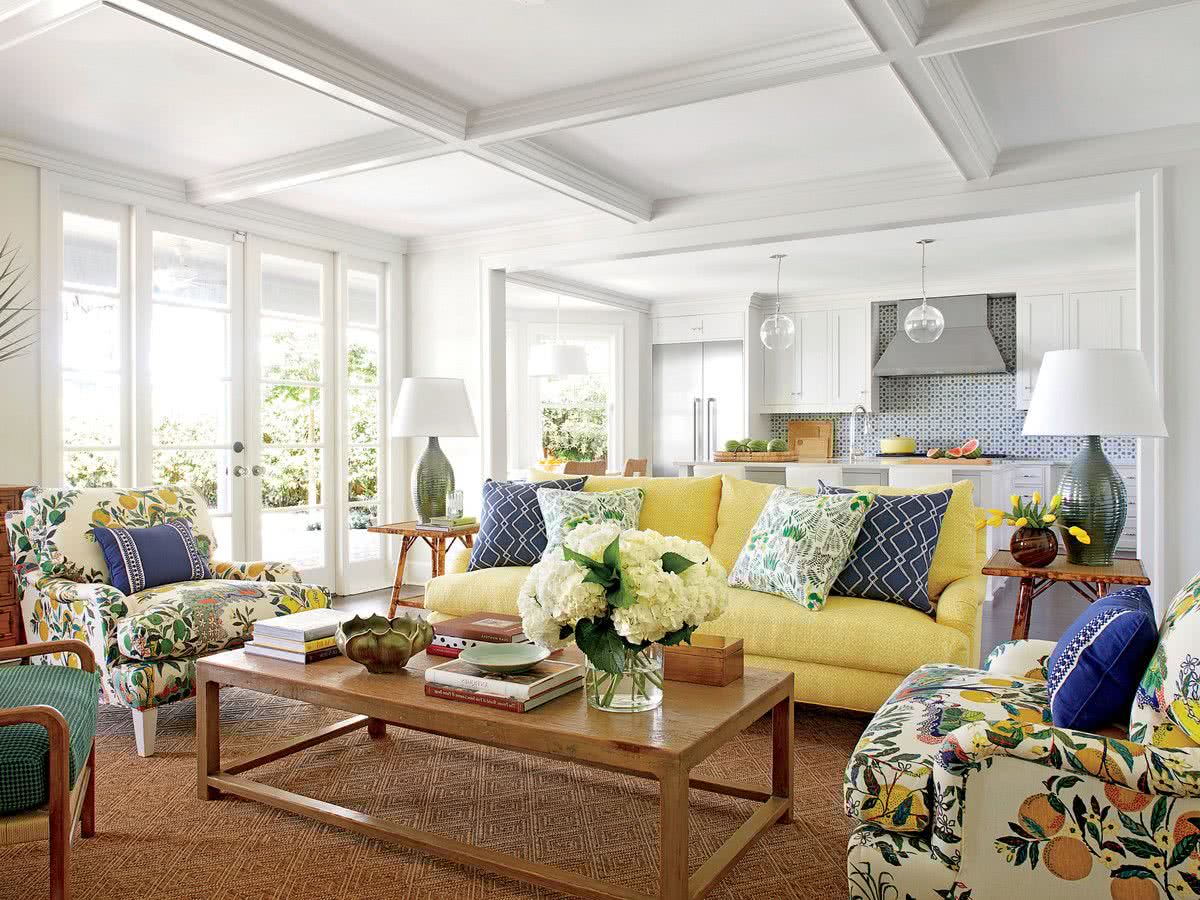 Casas coloridas, fachadas e interiores con colores llamativos