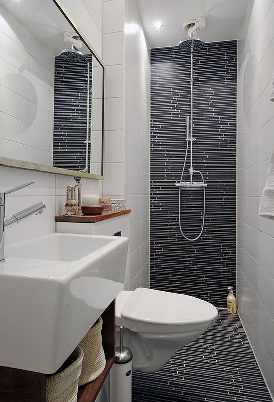 baño muy pequeño con pared posterior y suelo en gris oscuro, resto del baño blanco