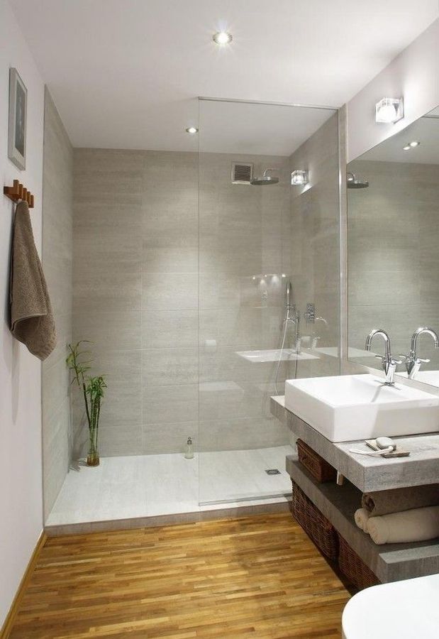 ducha con mampara suelos de madera y paredes grises y blancas