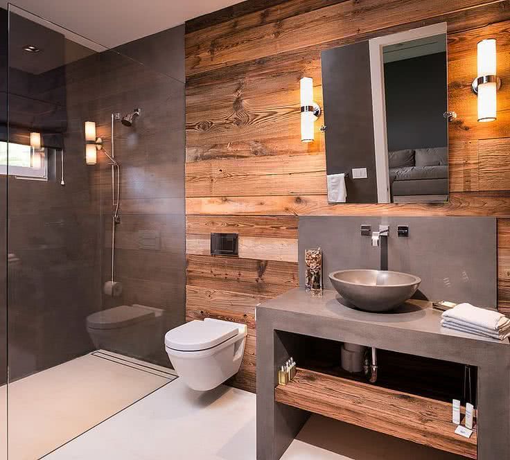 Revestimiento de paredes madera rústica, encimera de microcemento, estante en madera, ducha con mampara de vidrio