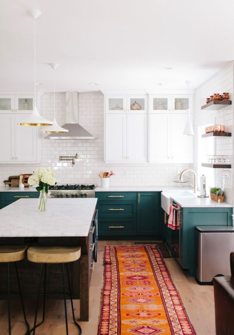 cocina con muebles bajos de color verde azulado, azulejos y paredes blancas, encimera de color blanco