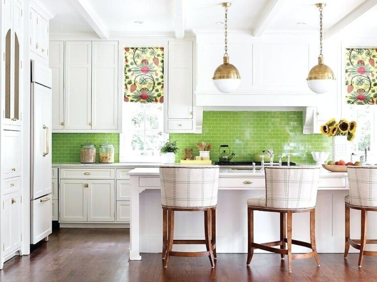azulejos verde manzana, resto de la cocina blanca