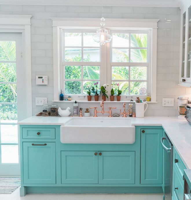 armarios bajos de cocina en color azul turquesa, paredes en color blanco