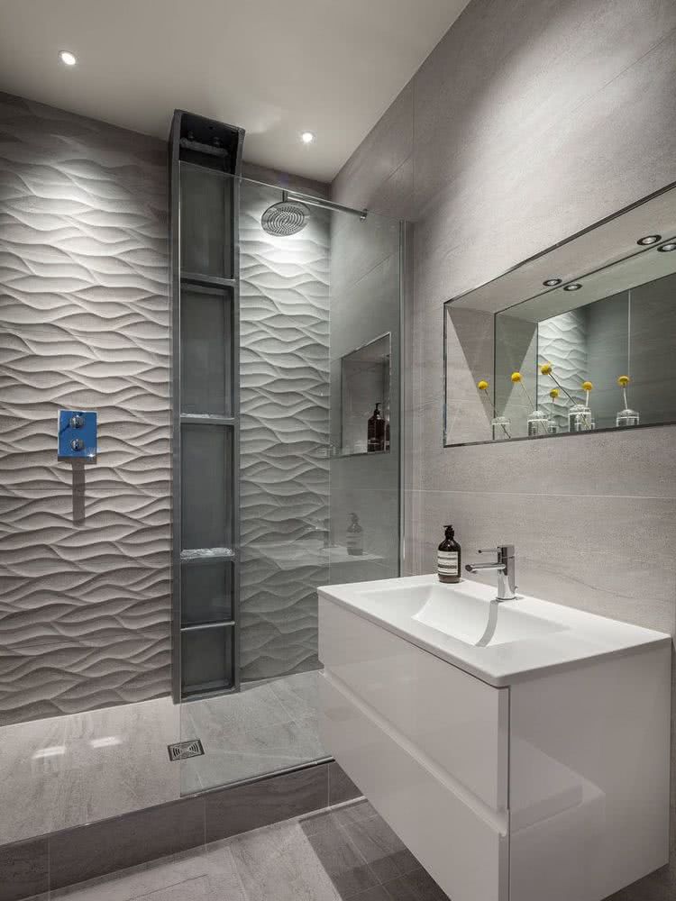 ducha con pared 3D con curvas, mampara transparente, lavabo y mueble blancos