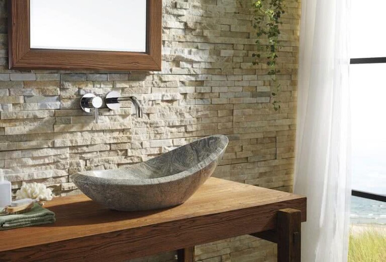 paredes que simulan piedra, lavabo de piedra, encimera de madera