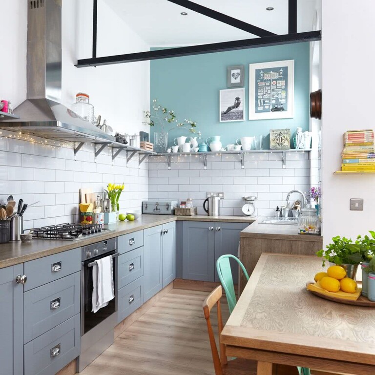 cocina con estante flotante, azulejos rectangulares blancos, armarios bajo encimera de color gris