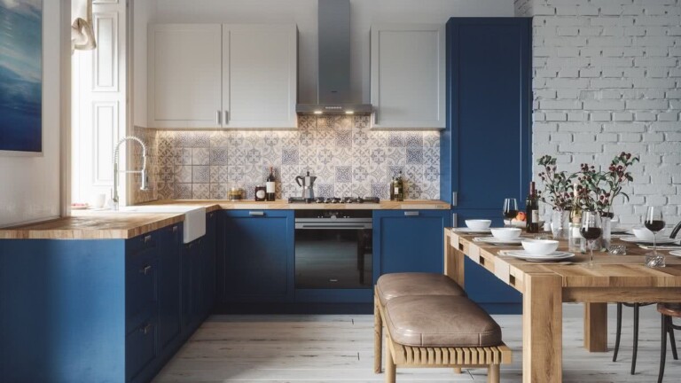 cocina y comedor moderna con armarios bajos en color azul, paredes en blanco y gris