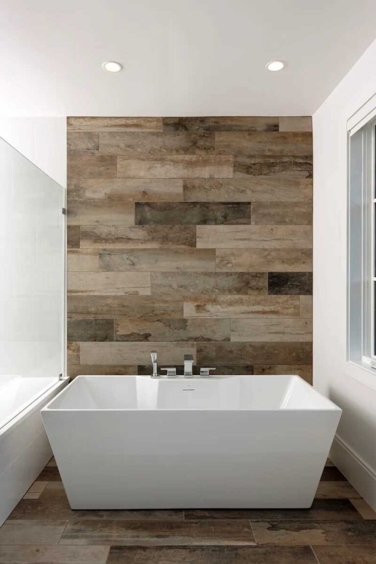 pared posterior a la bañera y suelo símil madera, bañera con formas angulares