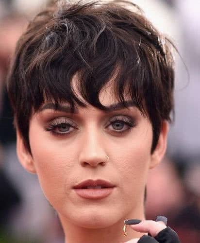 Katy Perry con pelo corto ondulado y flequillo